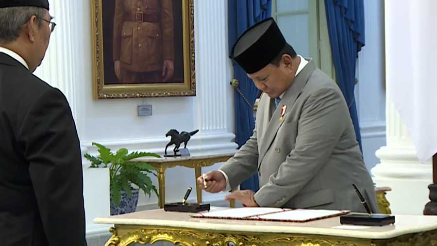Presiden Prabowo lantik keanggotaan komisi percepatan reformasi Polri (7/11/2025). (Tangkapan layar YouTube Sekretariat Presiden)