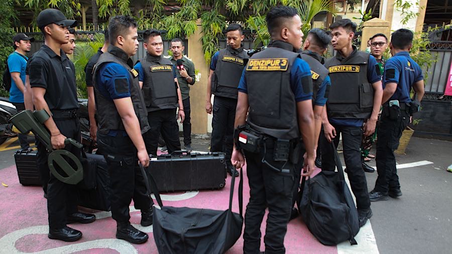 Suasana di sekitar lokasi ledakan di SMAN 72 Jakarta, Kelapa Gading, Jakarta Utara, Jumat (7/11/2025). (Bloomberg Technoz/Andrean Kristianto)