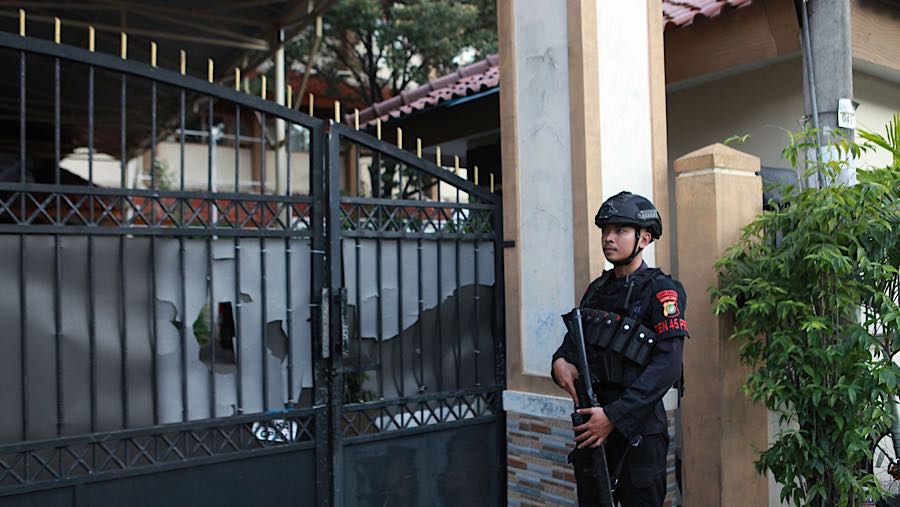 Anggota Brimob berjaga di depan SMAN 72 Jakarta, Kelapa Gading, Jakarta Utara, Jumat (7/11/2025). (Bloomberg Technoz/Andrean Kristianto)