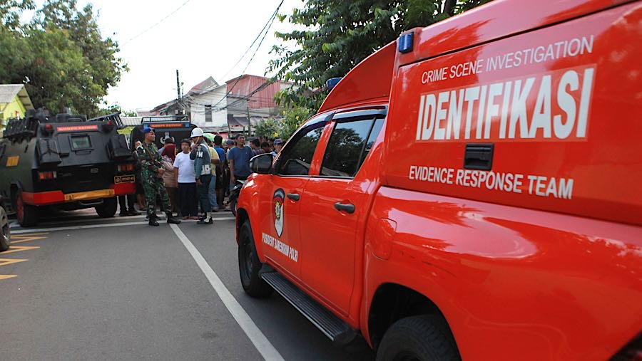 Suasana di sekitar lokasi ledakan di SMAN 72 Jakarta, Kelapa Gading, Jakarta Utara, Jumat (7/11/2025). (Bloomberg Technoz/Andrean Kristianto)