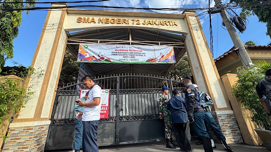 Suasana di sekitar lokasi ledakan di SMAN 72 Jakarta, Kelapa Gading, Jakarta Utara, Jumat (7/11/2025). (Bloomberg Technoz/Andrean Kristianto)