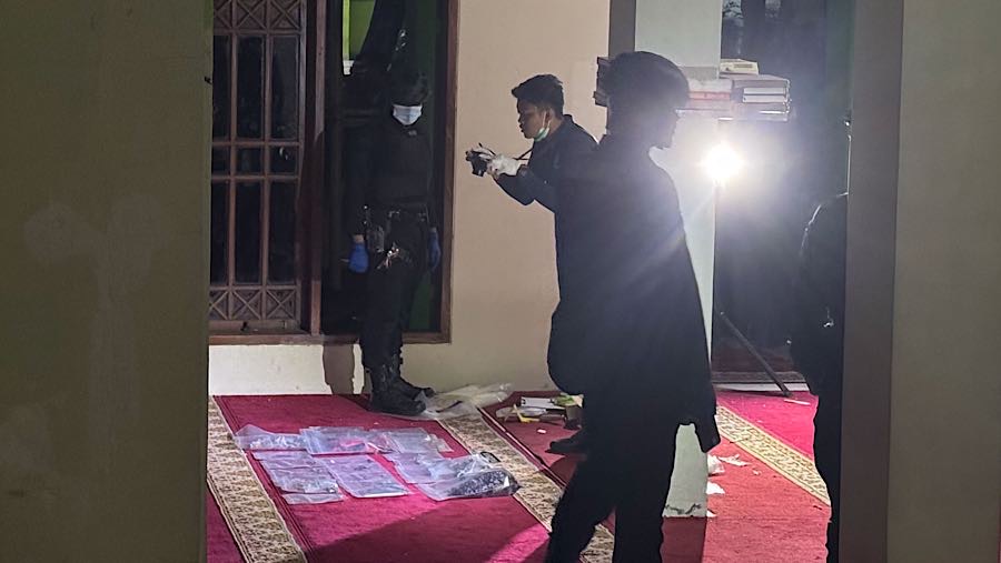 Suasana olah TKP lokasi ledakan di Masjid SMAN 72 Jakarta, Kelapa Gading, Jakarta Utara, Jumat (7/11/2025). (Bloomberg Technoz/Andrean Kristianto)