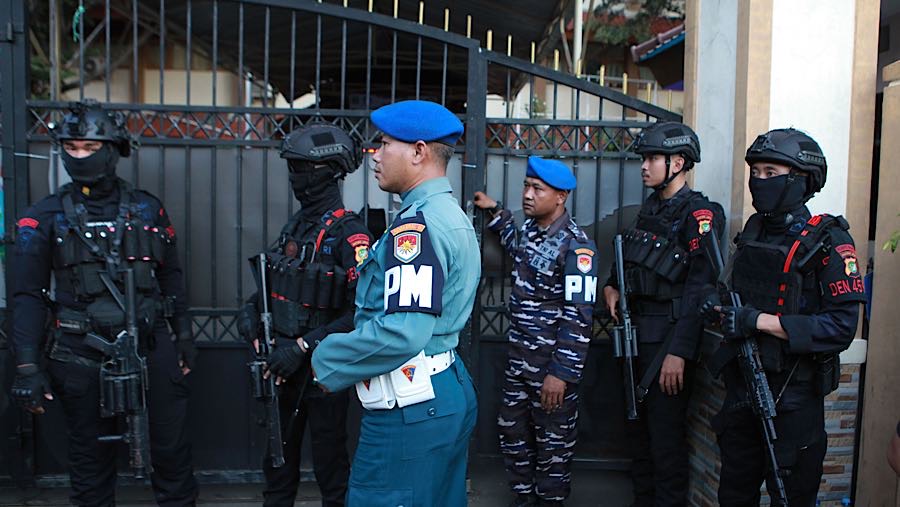 Suasana di sekitar lokasi ledakan di SMAN 72 Jakarta, Kelapa Gading, Jakarta Utara, Jumat (7/11/2025). (Bloomberg Technoz/Andrean Kristianto)