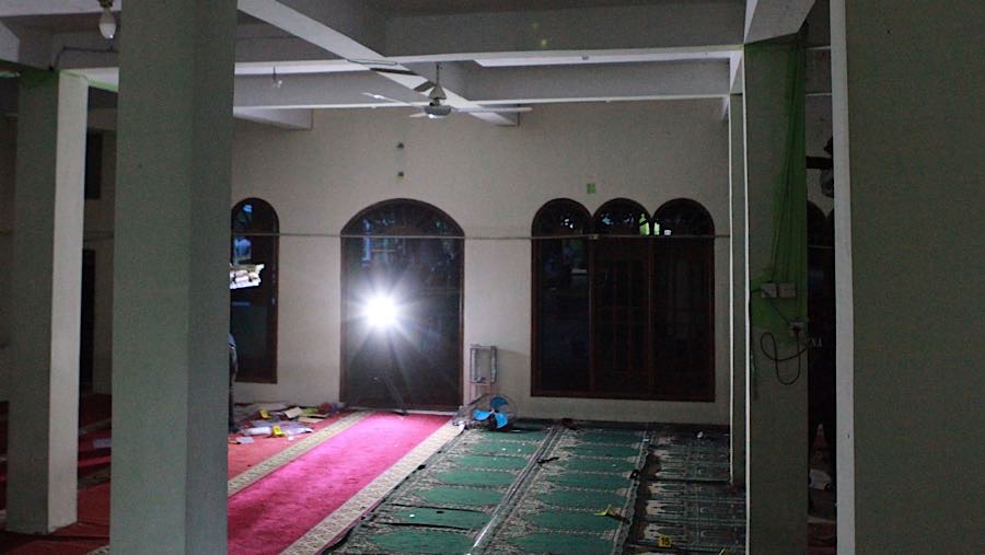 Ledakan terjadi di dalam masjid dan lingkungan sekolah sekitar pukul 12.07 WIB saat salat Jumat. (Bloomberg Technoz/Andrean Kristianto)