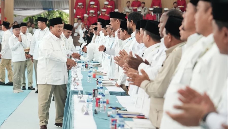 Ketua Umum Gerindra, Prabowo Subianto mengumpulkan para kader legislatif Partai Gerindra di Hambalang, Sabtu (8/11/2025).