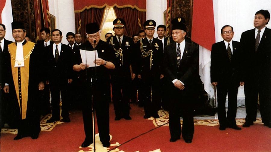 Pengunduran diri Soeharto sebagai Presiden Indonesia. (Tangkapan Layar via Wikimedia Commons)
