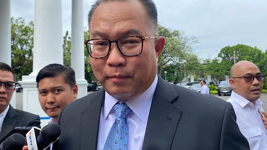 Rektor IPB Arif Satria tiba di Istana Negara, Senin (10/11/2025). (Bloomberg Technoz/Dovana Hasiana)