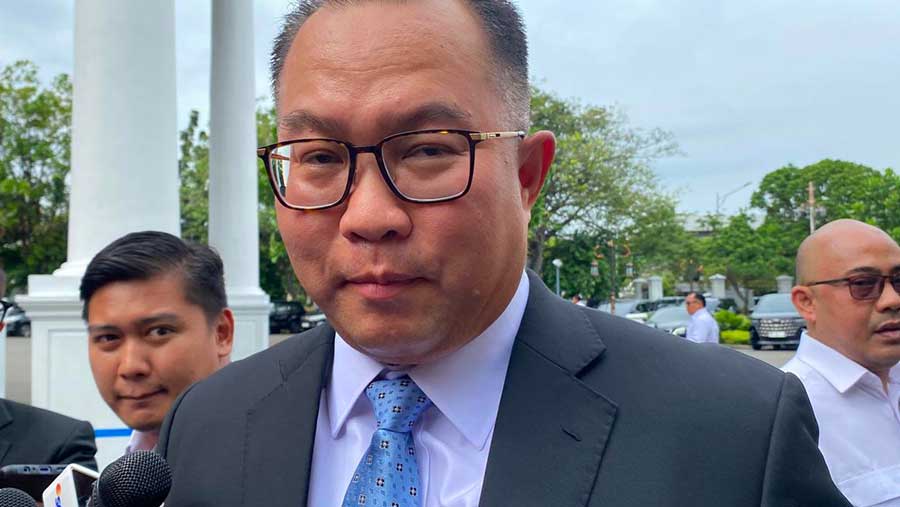 Presiden Prabowo Subianto Lantik Rektor IPB Arif Satria jadi Kepala BRIN. (Bloomberg Technoz/Dovana Hasiana)