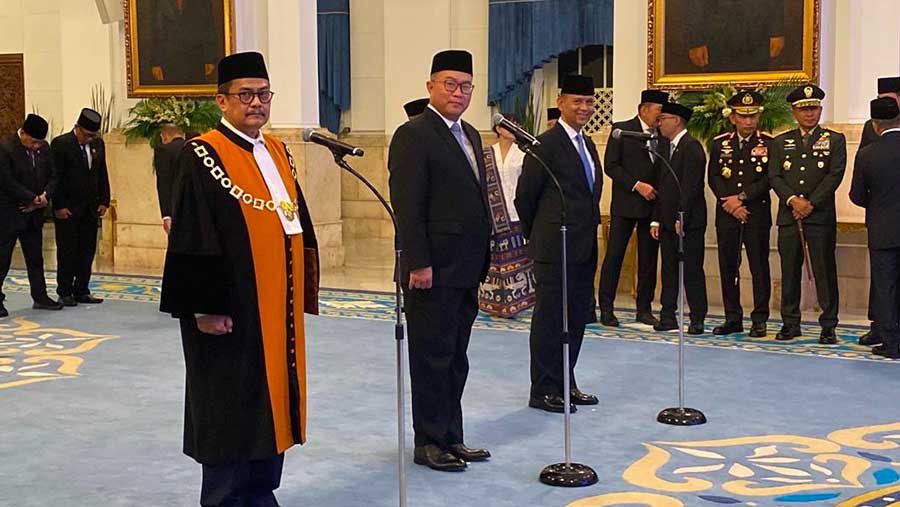 Presiden Prabowo ambil sumpah Wakil Ketua MA serta lantik Kepala dan Wakil Kepala BRIN. (Bloomberg Technoz/Dovana Hasiana)