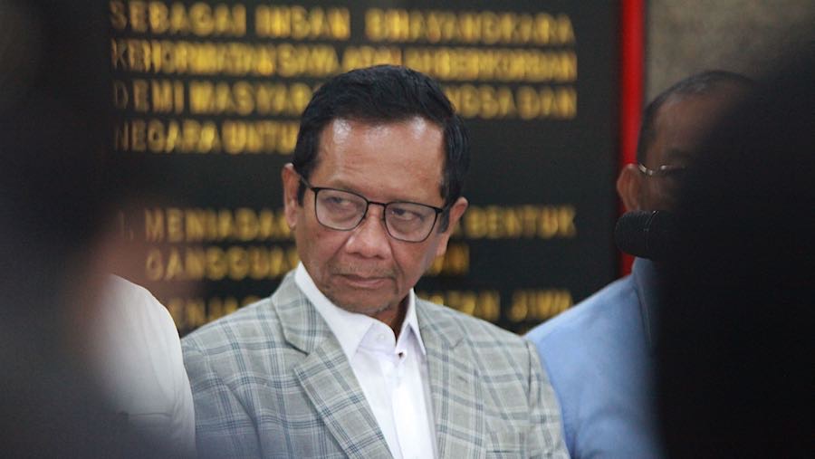 Anggota Percepatan Reformasi Mahfud MD usai rapat perdana di Mabes Polri, Senin (10/11/2025). (Bloomberg Technoz/Andrean Kristianto)