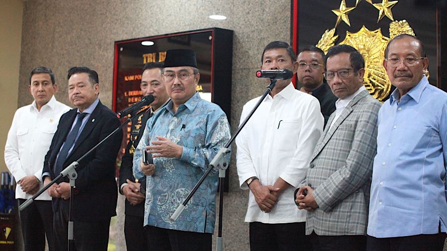 Ketua Percepatan Reformasi Polri Jimly Asshiddiqie usai rapat perdana di Mabes Polri, Senin (10/11/2025). (Bloomberg Technoz/Andrean Kristianto)