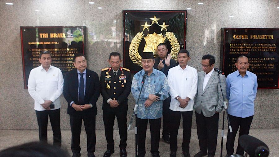 Ketua Percepatan Reformasi Polri Jimly Asshiddiqie usai rapat perdana di Mabes Polri, Senin (10/11/2025). (Bloomberg Technoz/Andrean Kristianto)