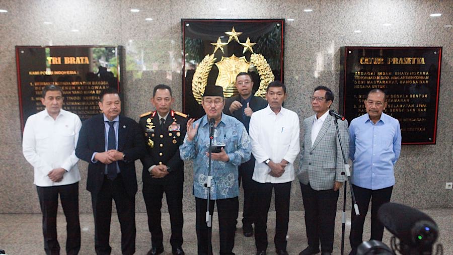 Ketua Percepatan Reformasi Polri Jimly Asshiddiqie usai rapat perdana di Mabes Polri, Senin (10/11/2025). (Bloomberg Technoz/Andrean Kristianto)
