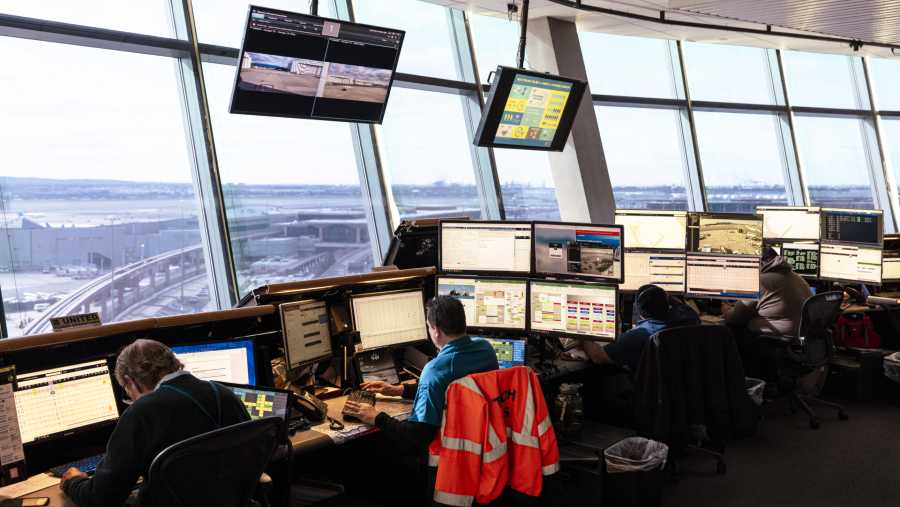 Petugas lalu lintas udara AS di Pusat Operasi Stasiun United Airlines di Bandara Internasional Newark Liberty. (Angus Mordant/Bloomberg)