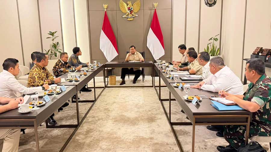 Presiden Prabowo menunda jadwal penerbangan ke Australia unntuk memimpin rapat khusus, Jakarta (11/11). (Dok. Instagram @sekretariat.kabinet)