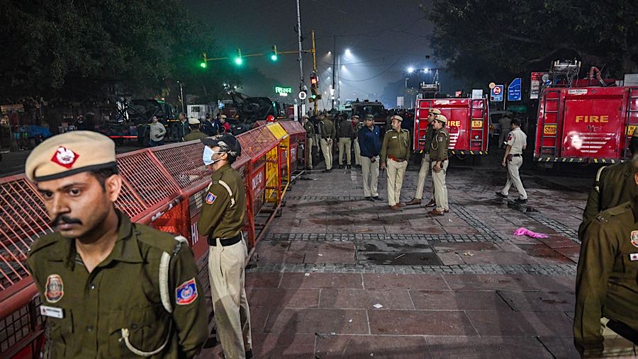Sekitar delapan hingga sepuluh kendaraan dilaporkan terbakar, dan tujuh unit mobil pemadam kebakaran dikerahkan. (Prakash Singh/Bloomberg)