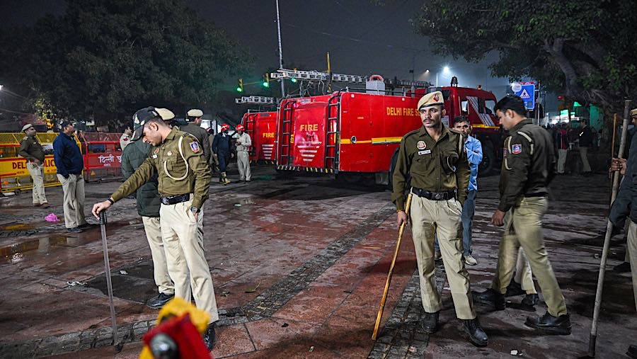 Petugas keamanan berjaga di lokasi ledakan di New Delhi, India, Senin (10/11/2025). (Prakash Singh/Bloomberg)