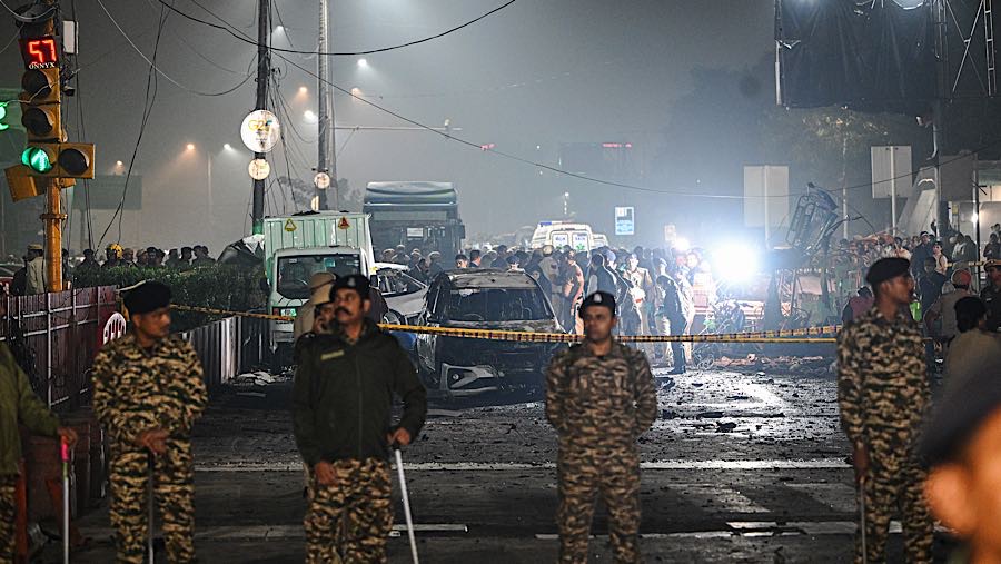 Para saksi mengatakan, kekuatan ledakan itu bahkan memecahkan kaca mobil yang diparkir cukup jauh dari lokasi. (Prakash Singh/Bloomberg)