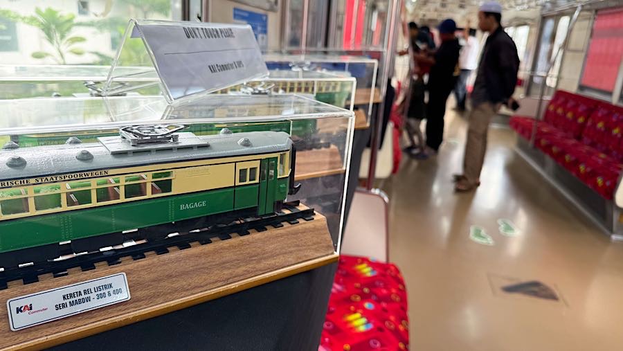 Setelah beroperasi hampir dua dekade, operasional KRL seri Tokyu 8500, KRL seri TM 7000, dan KRL seri JR 203 dihentikan. (Bloomberg Technoz/Andre)