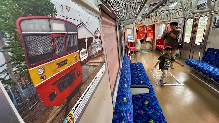Pengunjung memfoto interior gerbong KRL ‘Jalita’ di Stasiun Jakarta Kota, Rabu (12/11/2025). (Bloomberg Technoz/Andrean Kristianto)
