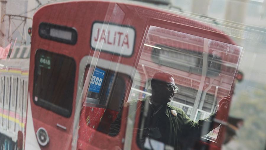 Pengunjung duduk di atas gerbong KRL ‘Jalita’ di Stasiun Jakarta Kota, Rabu (12/11/2025). (Bloomberg Technoz/Andrean Kristianto)