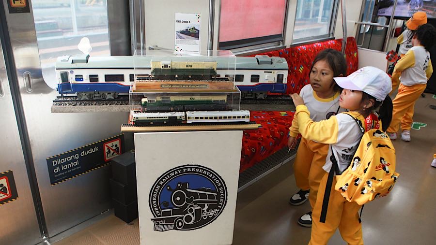 Pameran ini menjadi kesempatan bagi masyarakat untuk mengenal lebih dekat perkembangan dunia perkeretaapian di Indonesia. (Bloomberg Technoz/Andre)