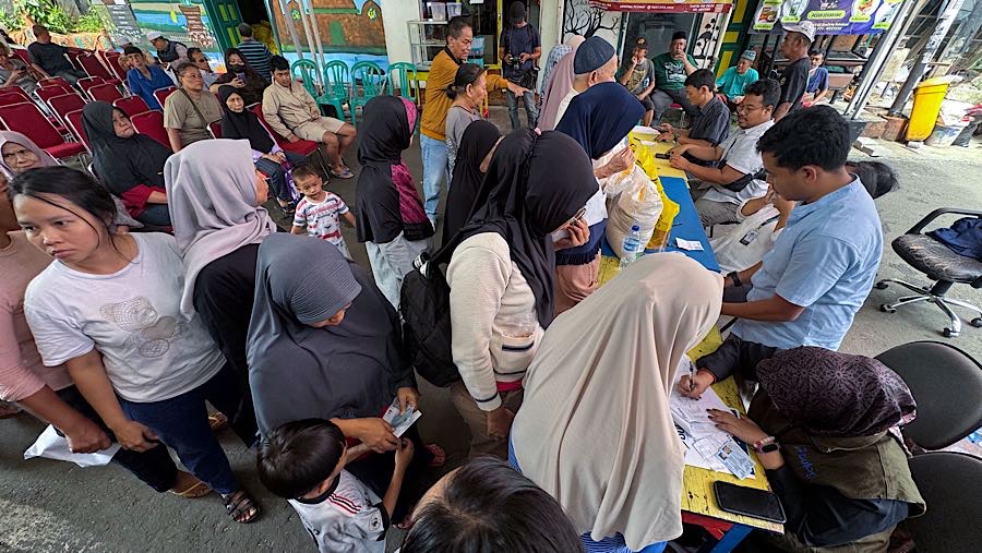 Warga mengantre bantuan pangan di Sekretariat RW 03 Menteng, Jakarta, Rabu (12/11/2025). (Bloomberg Technoz/Andrean Kristianto)
