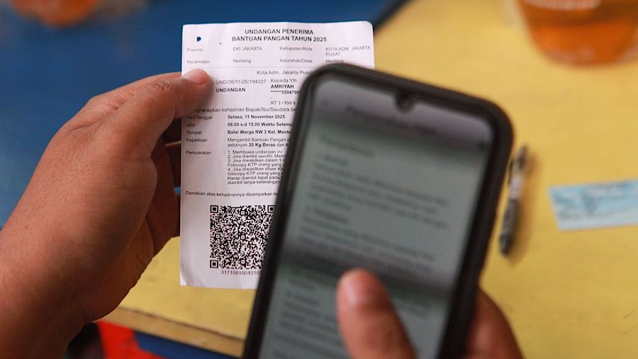 Pemerintah menyalurkan bantuan pangan kepada keluarga penerima manfaat (KPM) pada bulan Oktober-November 2025. (Bloomberg Technoz/Andrean Kristianto)