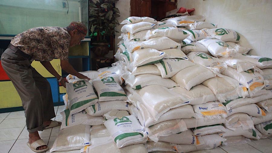 Untuk realisasi bantuan pangan beras periode Juni-Juli 2025 mencapai 363,959,640 ton atau sekitar 99,57%. (Bloomberg Technoz/Andrean Kristianto)