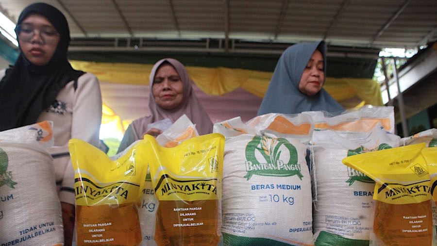 Warga penerima bantuan pangan masing-masing mendapatkan 20 kilogram beras dan 4 liter minyak goreng untuk dua bulan. (Bloomberg Technoz/Andrean)