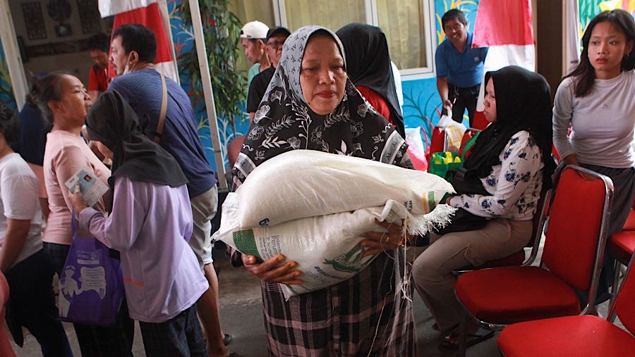 Warga mengantre bantuan pangan di Sekretariat RW 03 Menteng, Jakarta, Rabu (12/11/2025). (Bloomberg Technoz/Andrean Kristianto)