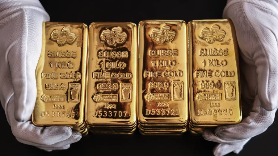 Ilustrasi emas batangan. (Bloomberg)
