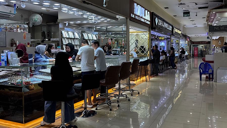 Berdasarkan pantauan Bloomberg Technoz di Cikini Gold Center memperlihatkan sejumlah toko perhiasan menjual dengan harga mencapai Rp28 jutaan.