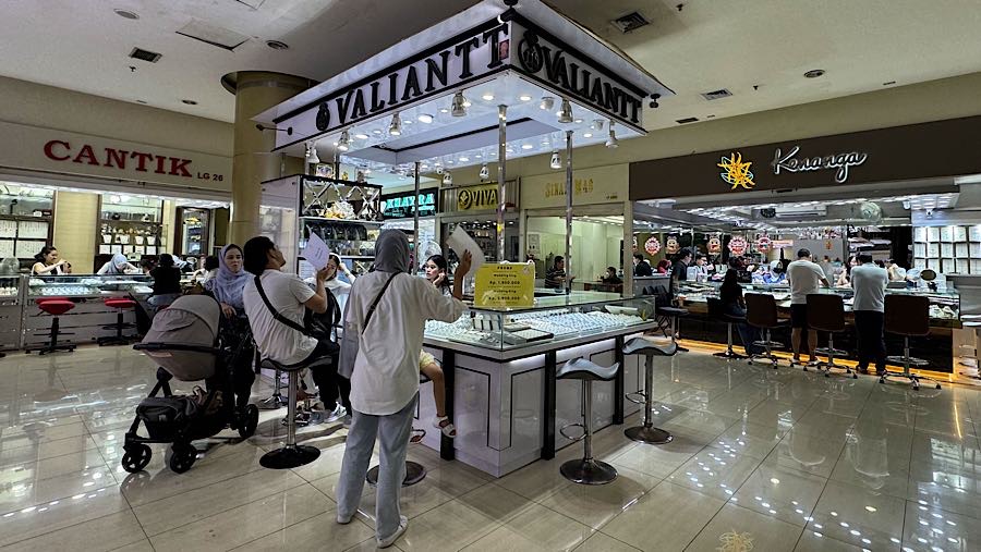 Setelah ditambahkan PPh 0,25 persen, harga ritel logam mulia Antam resminya menjadi sekitar Rp23.513.618. (Bloomberg Technoz/Andrean Kristianto)