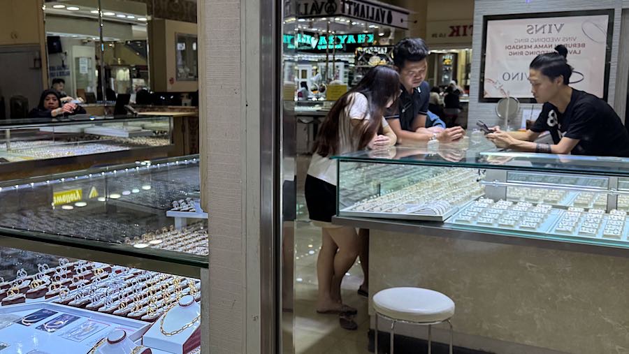 Calon pembeli melihat emas perhiasan di salah satu toko di Cikini Gold Center, Jakarta, Kamis (13/11/2025). (Bloomberg Technoz/Andrean Kristianto)