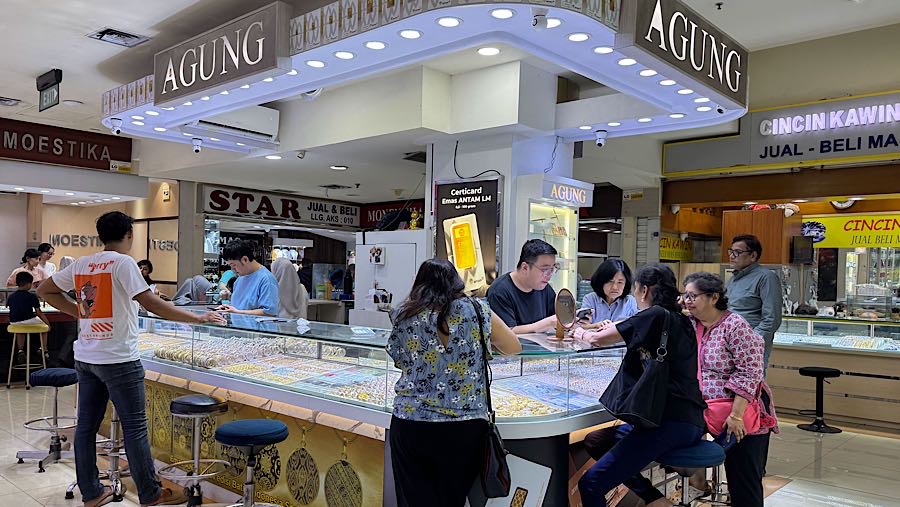 Berdasarkan data situs resmi Logam Mulia Antam, harga emas 10 gram per hari ini berada di kisaran Rp23.455.000. (Bloomberg Technoz/Andrean Kristianto)