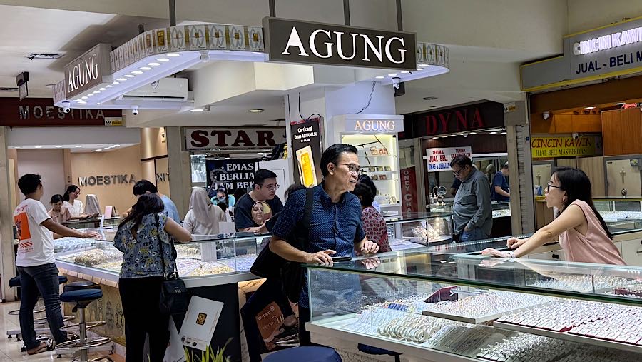 Harga emas batangan Antam ukuran 10 gram di pasaran, baik secara daring maupun luring, mengalami lonjakan. (Bloomberg Technoz/Andrean Kristianto)