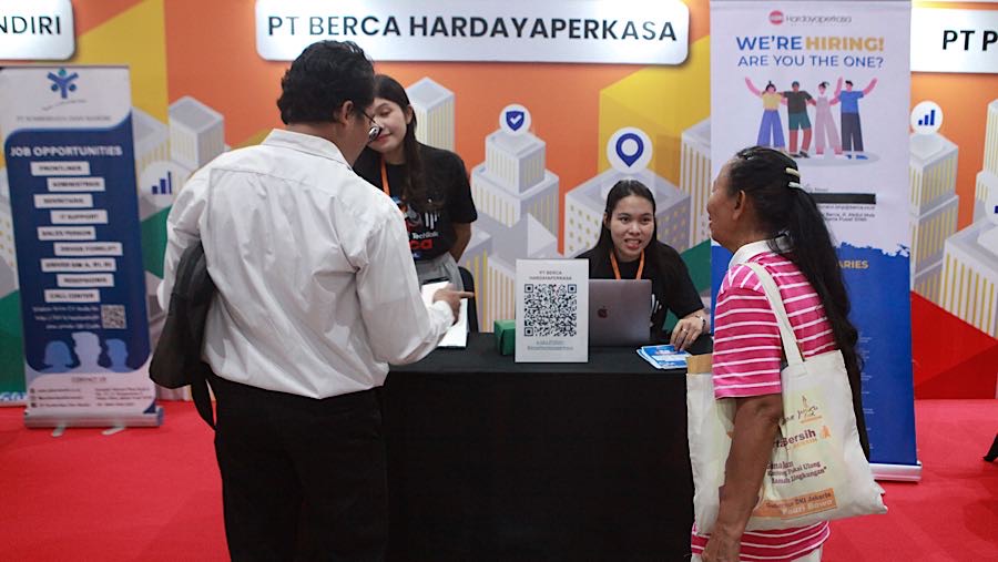 Endang Tjahjati wanita berumur 65 tahun tersebut masih semangat mencari pekerjaaan. (Bloomberg Technoz/Andrean)