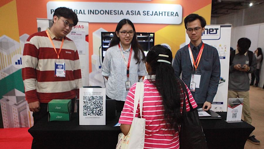 Endang Tjahjati mencari informasi lowongan pekerjaan saa Jakarta Job Festival 2025 di Balai Kartini, Kamis (13/11/2025). (Bloomberg Technoz/Andrean)