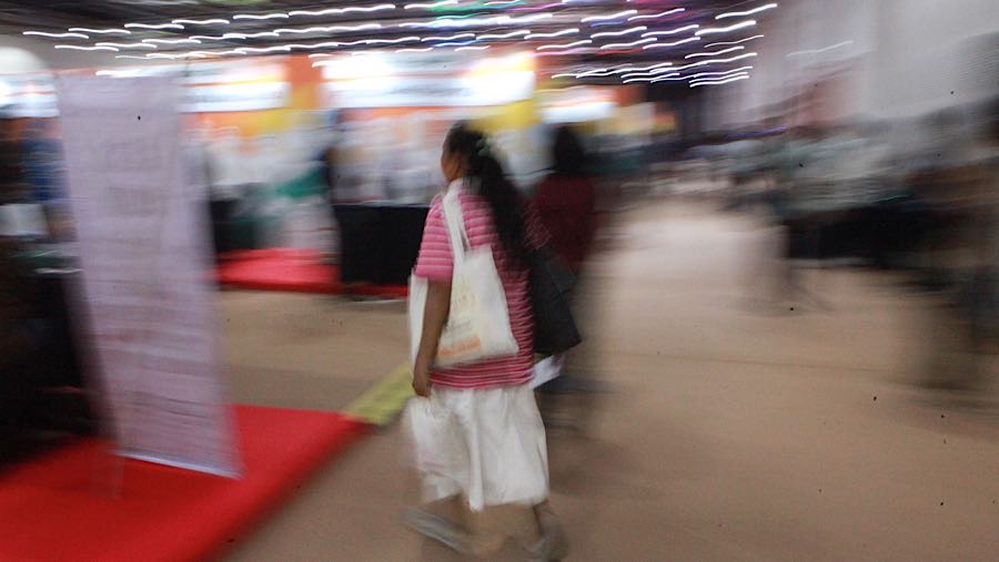  Ia tampak berkeliling dari satu stan ke stan lainnya, mencari peluang kerja yang sesuai dengan kemampuannya. (Bloomberg Technoz/Andrean)