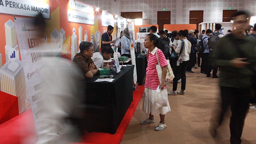 Endang Tjahjati mencari informasi lowongan pekerjaan saa Jakarta Job Festival 2025 di Balai Kartini, Kamis (13/11/2025). (Bloomberg Technoz/Andrean)