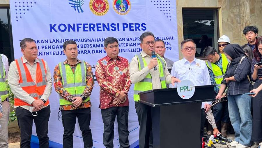 Mendag Budi Santoso saat memimpin kegiatan pemusnahan baju bekas impor di Bogor. (Mis Fransiska/Bloomberg Technoz).