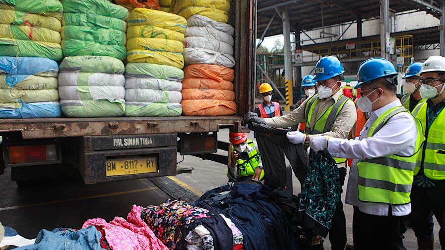 Mendag Budi Santoso melakukan pengecekan balpres pakaian bekas yang akan dimusnahkan di PT PPLI, Bogor, Jumat (14/11/2025). (Bloomberg Technoz/Andre)