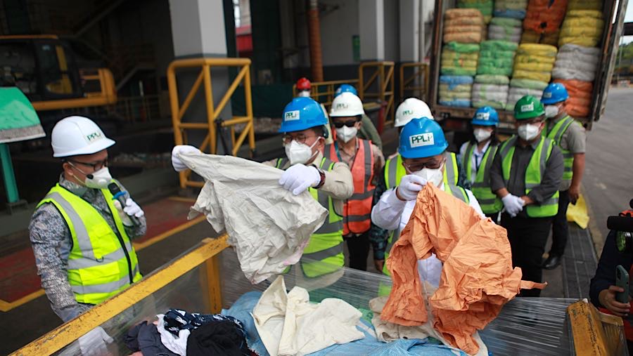 Mendag Budi Santoso melakukan pengecekan balpres pakaian bekas yang akan dimusnahkan di PT PPLI, Bogor, Jumat (14/11/2025). (Bloomberg Technoz/Andre)