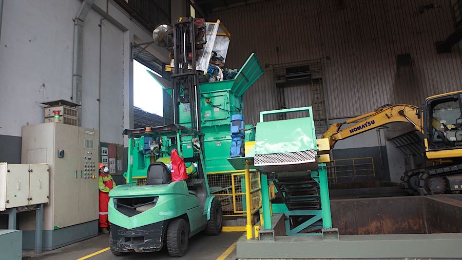 Adapun pakaian bekas impor tersebut berasal dari Korea Selatan, Jepang, dan China. (Bloomberg Technoz/Andrean Kristianto)