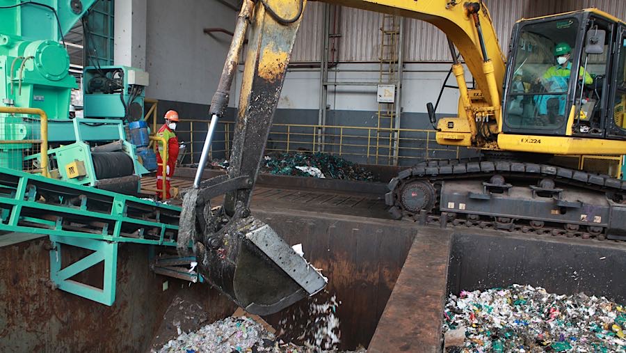 Pemusnahan dilakukan dengan mesin pencacah yang membuat pakaian bekas selundupan dari luar negeri itu hancur menjadi serpihan kecil.