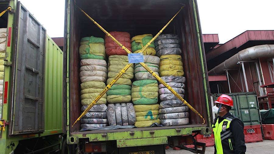 Petugas disamping kontainer balpres pakaian bekas yang akan dimusnahkan di PT PPLI, Bogor, Jumat (14/11/2025). (Bloomberg Technoz/Andrean Kristianto)
