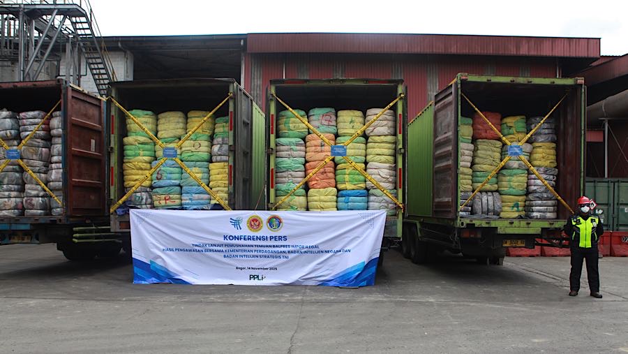 Petugas disamping kontainer balpres pakaian bekas yang akan dimusnahkan di PT PPLI, Bogor, Jumat (14/11/2025). (Bloomberg Technoz/Andrean Kristianto)
