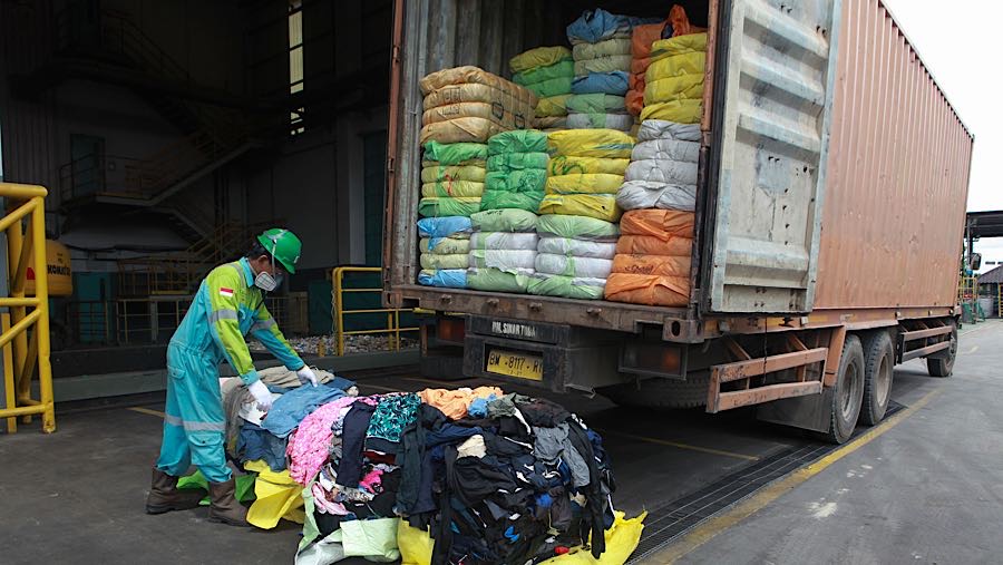 Petugas melakukan pengecekan balpres pakaian bekas yang akan dimusnahkan di PT PPLI, Bogor, Jumat (14/11/2025). (Bloomberg Technoz/Andrean Kristianto)