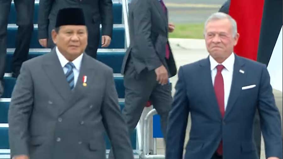 Presiden Prabowo Sambut Kedatangan Raja Abdullah II ibn Al Hussein di Indonesia, Pangkalan TNI AU Halim Perdanakusuma (14/11). (Dok. YouTube Setpres)